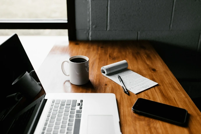 Mesa con café y un blog de notas