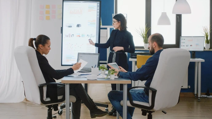Personas teniendo una reunión de trabajo