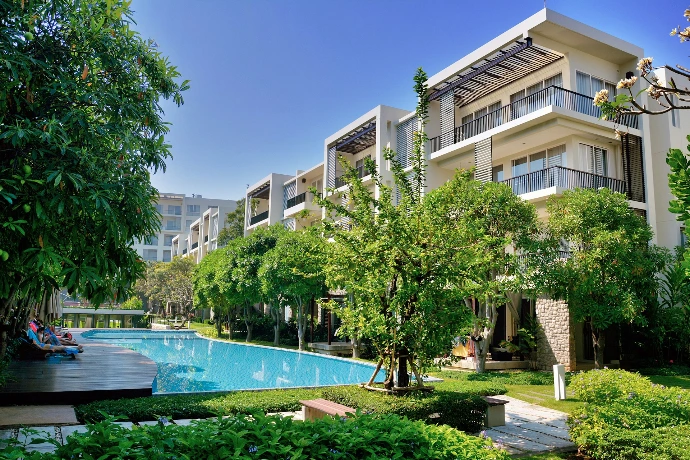 Condominio con piscina y paisaje